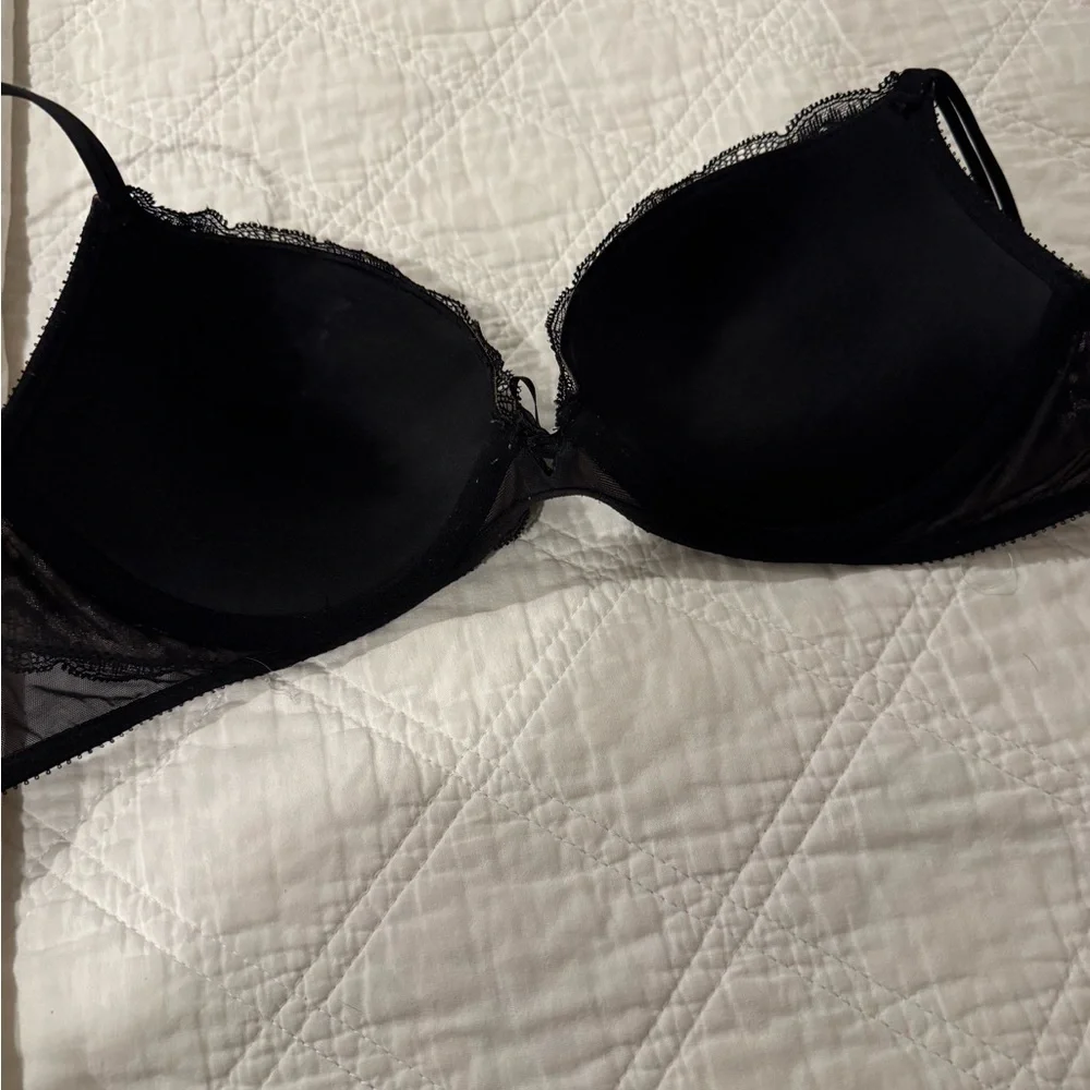 Elegant Victoria Secret Lace Trimmed Red and Black Bra - Picture 2 of 4